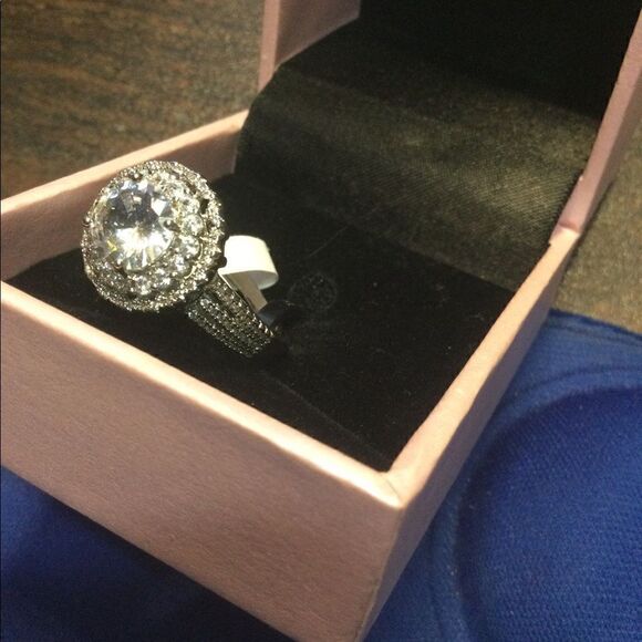 NWT Peermont  Sz 9, “Diamond, round halo ring - Picture 9 of 9